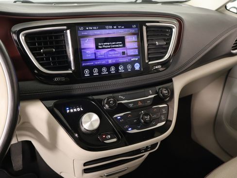 Used 2017 Chrysler Pacifica Limited w/ Tire & Wheel Group image 5