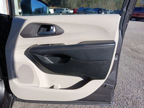 Used 2023 Chrysler Pacifica Touring-L image 27