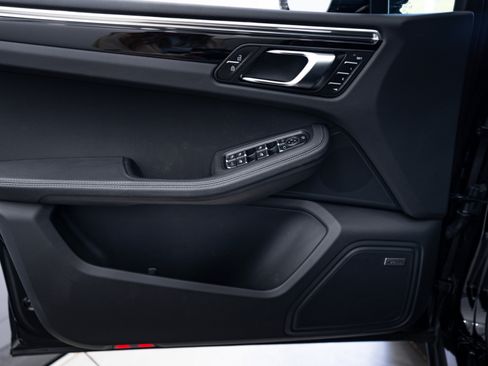 Certified 2025 Porsche Macan AWD/4WD image 23