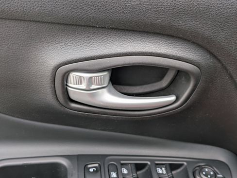 Used 2023 Jeep Renegade Latitude AWD/4WD image 12