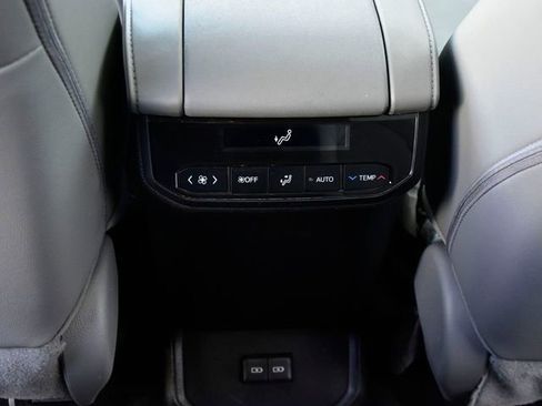 Certified 2023 Toyota Highlander XLE image 17