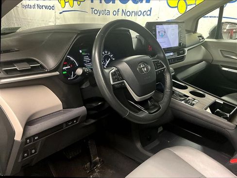 Used 2024 Toyota Sienna XLE FWD image 8