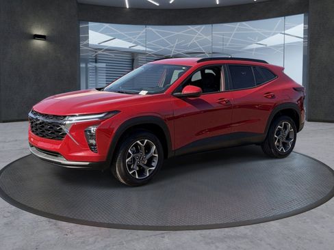 Certified 2026 Chevrolet Trax LT w/ Driver Confidence Package FWD image 2