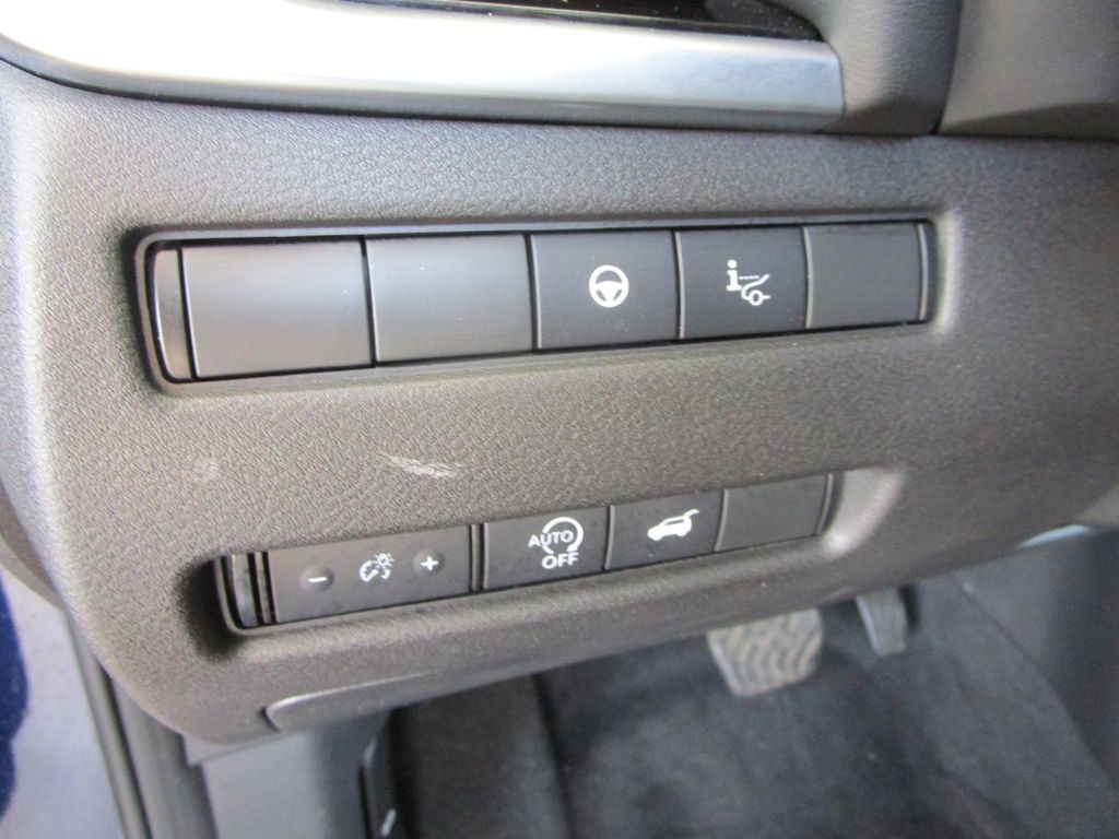 Used 2025 Nissan Rogue SL w/ Tech Package FWD image 30