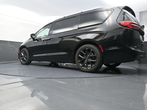 Used 2025 Chrysler Pacifica Limited FWD image 12