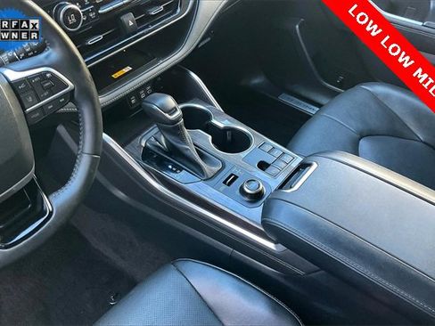 Used 2023 Toyota Highlander Limited image 17