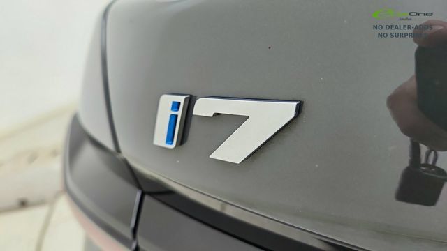 Used 2023 BMW i7 xDrive60 AWD/4WD image 17