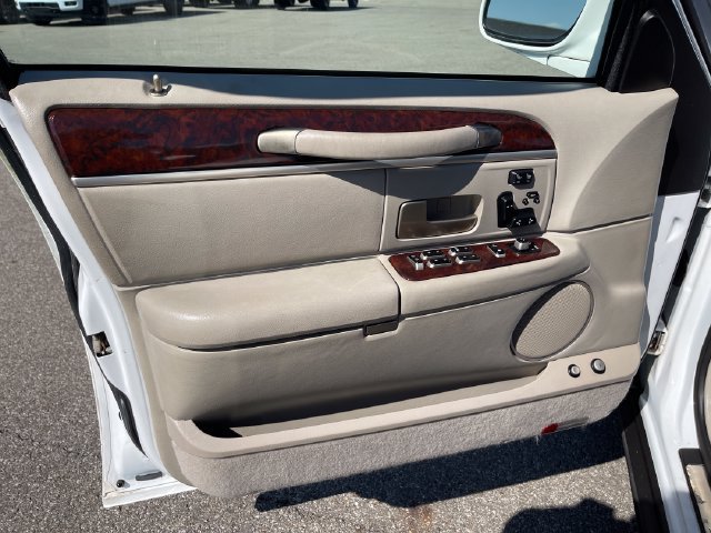 Used 2007 Lincoln Town Car Signature Limited RWD image 10
