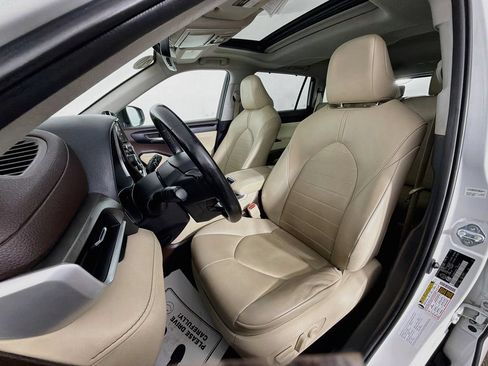 Used 2020 Toyota Highlander XLE AWD/4WD image 21