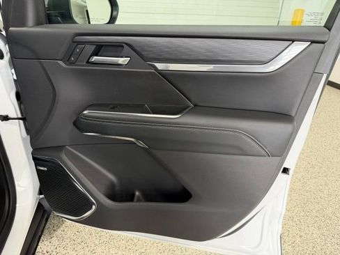 Used 2026 GMC Acadia Elevation w/ Elevation Premium Package FWD image 22