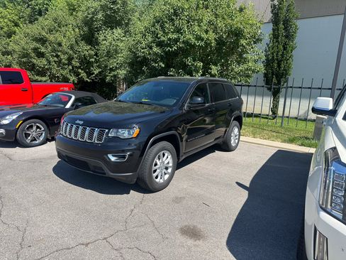 Used 2021 Jeep Grand Cherokee Laredo X AWD/4WD image 2