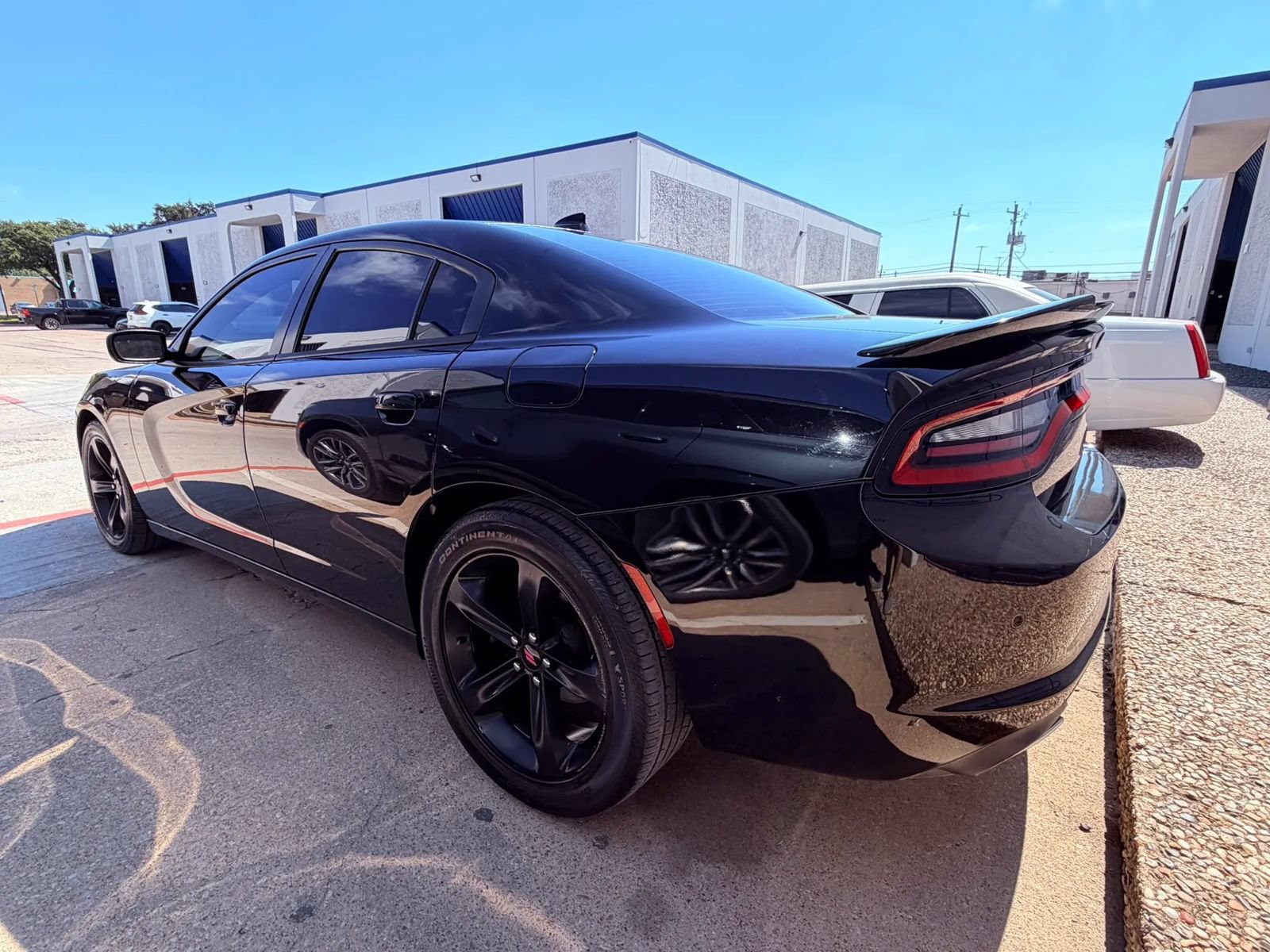 Used 2017 Dodge Charger SXT w/ Driver Confidence Group RWD image 2