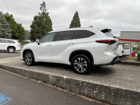 Used 2022 Toyota Highlander XLE AWD/4WD image 5