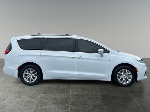 Used 2021 Chrysler Pacifica Touring-L image 8