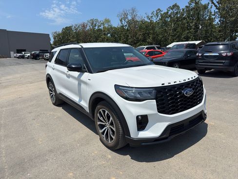 Used 2025 Ford Explorer ST-Line RWD image 3