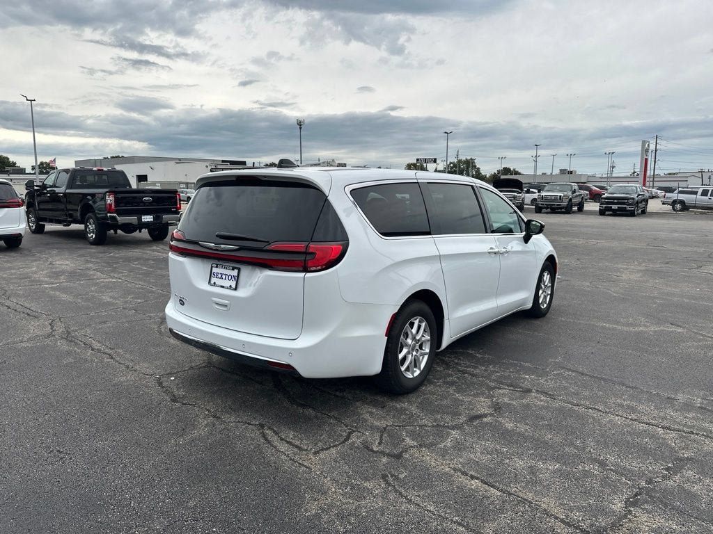Used 2025 Chrysler Pacifica Select FWD image 7