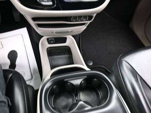 Used 2023 Chrysler Pacifica Touring-L FWD image 11