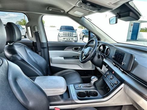 Used 2024 Kia Carnival LX image 30