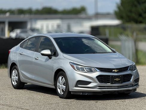 Used 2018 Chevrolet Cruze LS FWD image 1