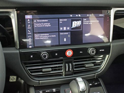 Used 2025 Porsche Macan image 25