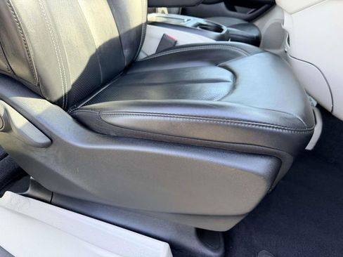 Used 2024 Chrysler Pacifica Touring-L image 13