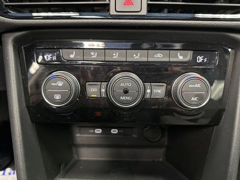 Used 2024 Volkswagen Taos SE image 33