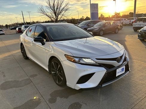 Used 2018 Toyota Camry XSE image 3