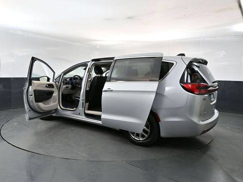 Used 2024 Chrysler Pacifica Touring-L FWD image 28