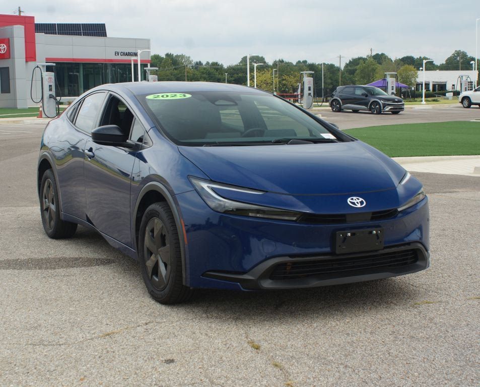 Used 2023 Toyota Prius LE FWD image 2