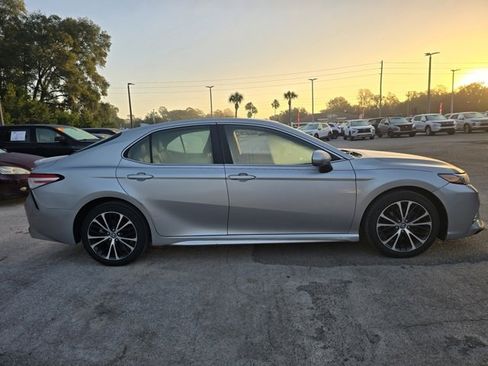 Used 2020 Toyota Camry SE image 3