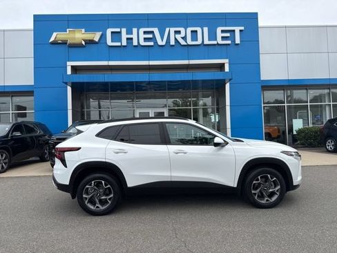 Used 2025 Chevrolet Trax LT FWD image 5