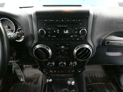 Used 2018 Jeep Wrangler Unlimited Sahara image 30