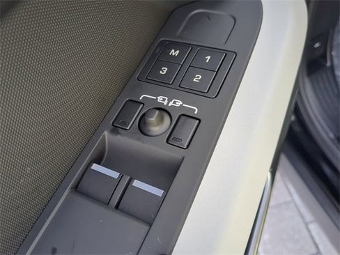 Used 2023 Land Rover Defender 90 SE image 17