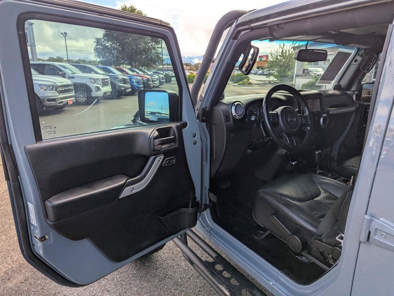 Used 2014 Jeep Wrangler Unlimited Sahara w/ Connectivity Group AWD/4WD image 8