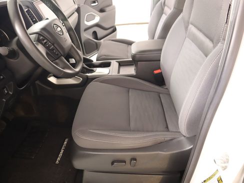 Used 2024 Nissan Frontier SV w/ SV Convenience Package RWD image 11