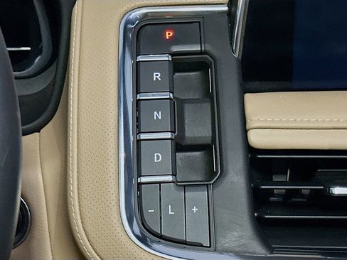 Used 2023 Chevrolet Tahoe Premier AWD/4WD image 14