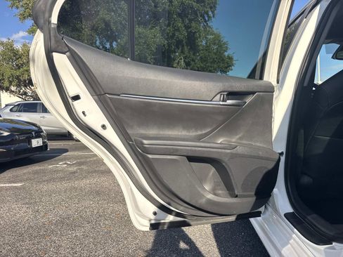 Used 2024 Toyota Camry SE image 12