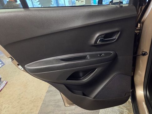 Used 2018 Chevrolet Trax LT w/ Sun & Sound Package image 48