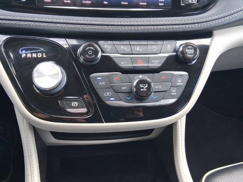 Used 2022 Chrysler Pacifica Limited AWD/4WD image 24