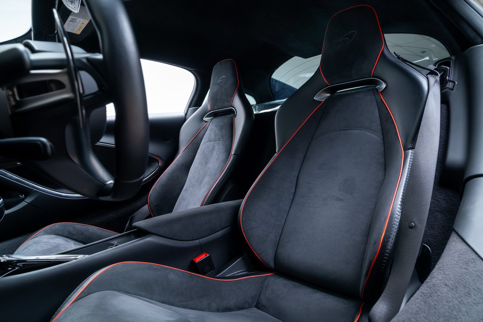 Used 2024 McLaren Artura RWD image 33