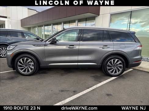 Used 2025 Lincoln Aviator AWD image 2