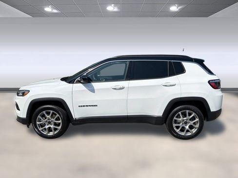 Used 2025 Jeep Compass Limited AWD/4WD image 2