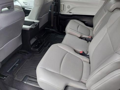 Used 2025 Toyota Sienna XLE FWD image 33