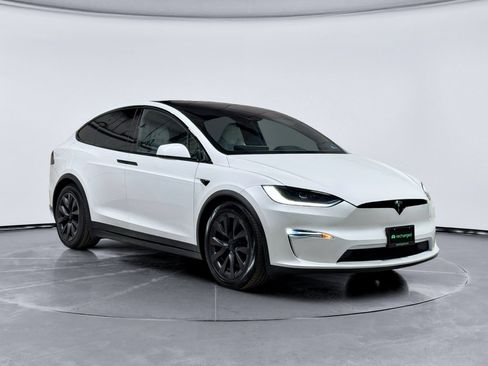 Used 2025 Tesla Model X image 4
