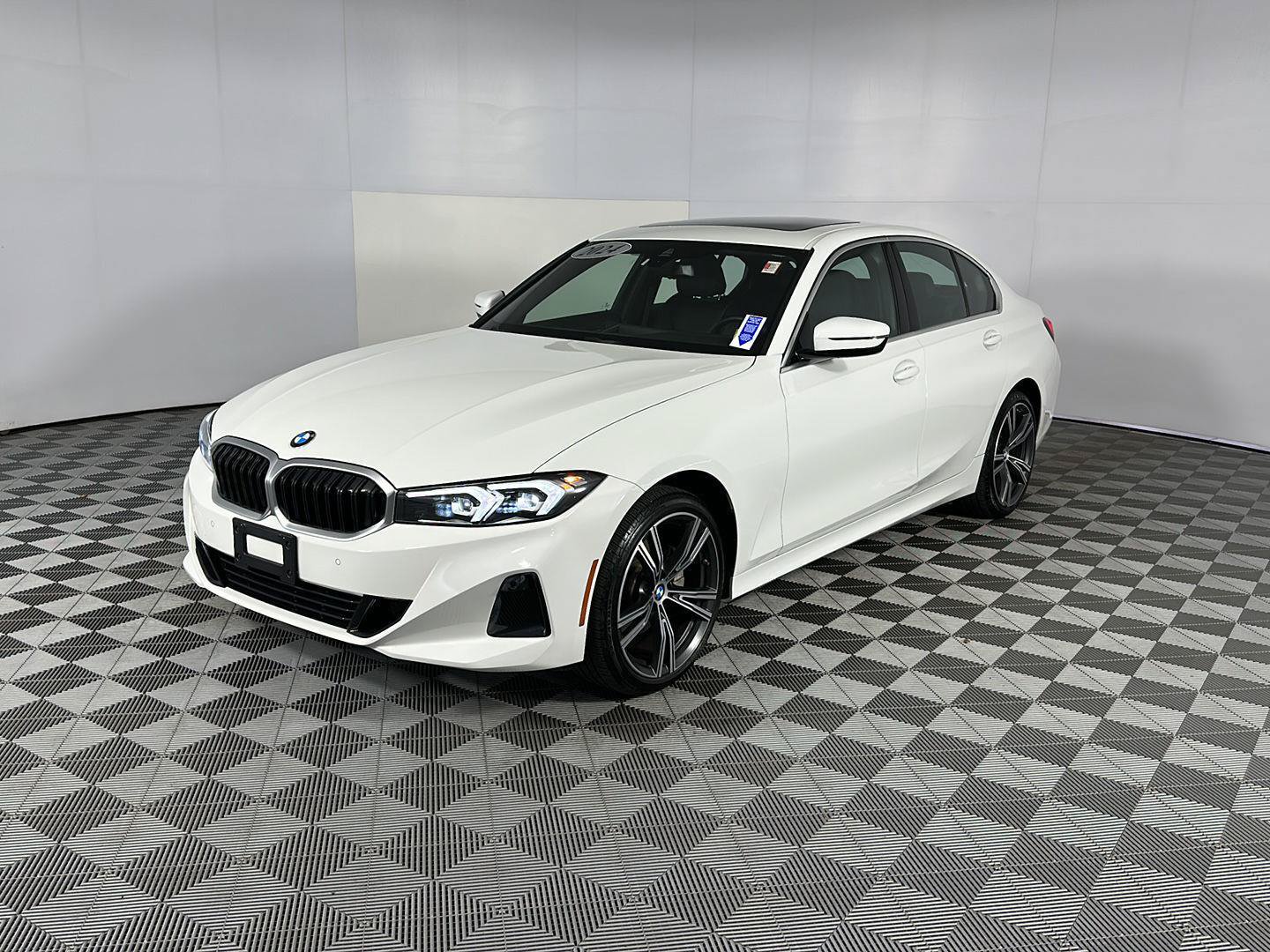Used 2024 BMW 330i xDrive Sedan w/ Convenience Package AWD/4WD image 5