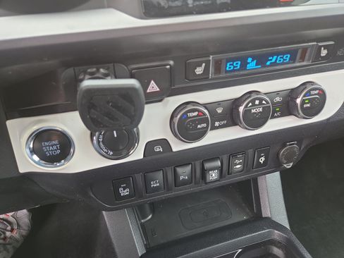 Certified 2019 Toyota Tacoma TRD Sport AWD/4WD image 25