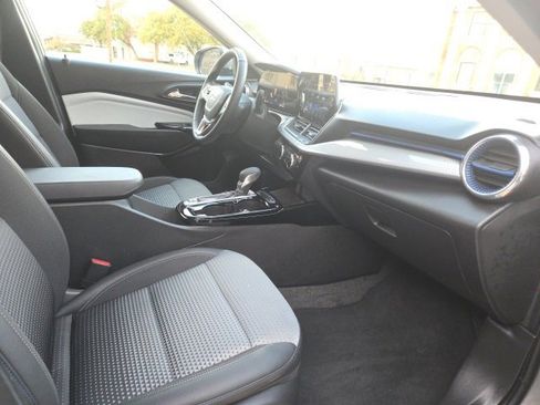 Certified 2025 Chevrolet Trax LT w/ LT Convenience Package image 14