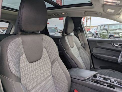 Used 2022 Volvo XC60 B5 Momentum image 34