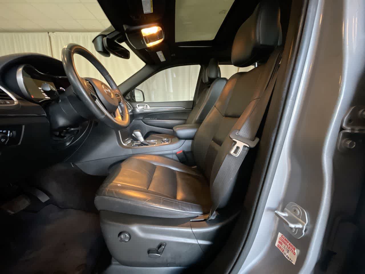Used 2018 Jeep Grand Cherokee Limited AWD/4WD image 11