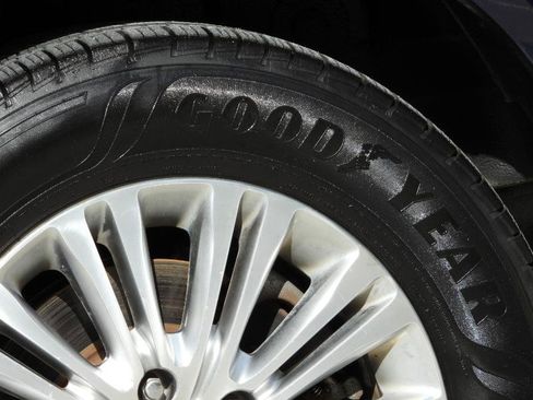 Used 2014 Chrysler Town & Country Touring-L image 9